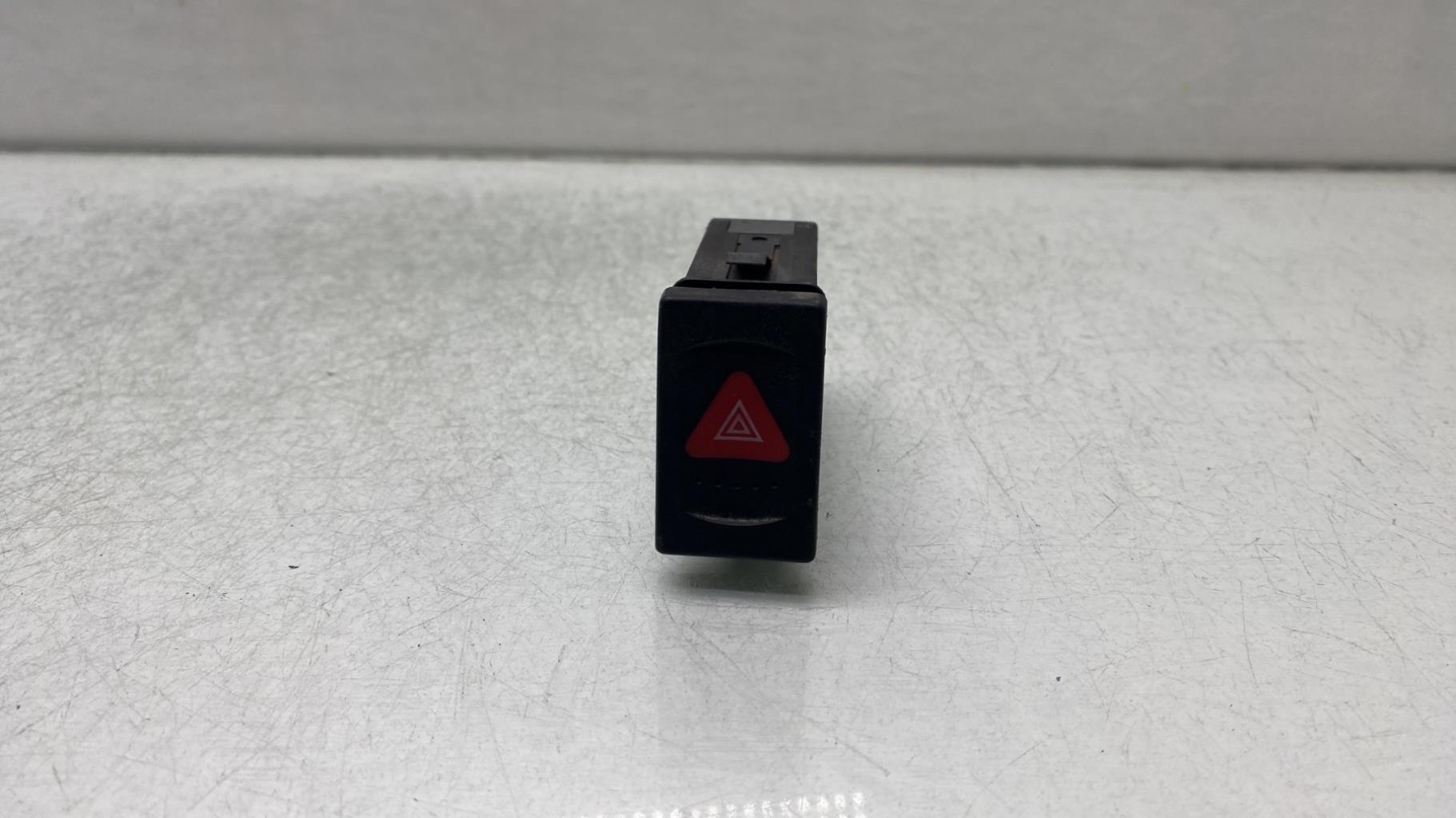 Bouton de warning VOLKSWAGEN PASSAT 4 PHASE 2 BREAK Diesel - 1