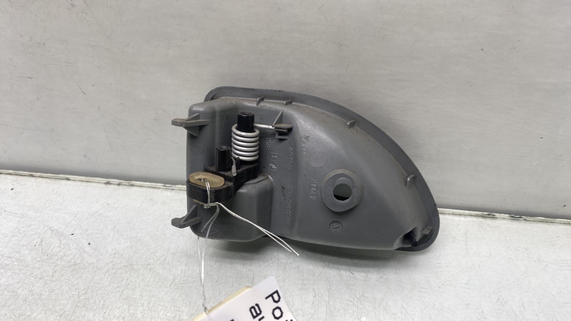 Poignee interieur avant droit RENAULT TWINGO 1 PHASE 3 Essence - 1