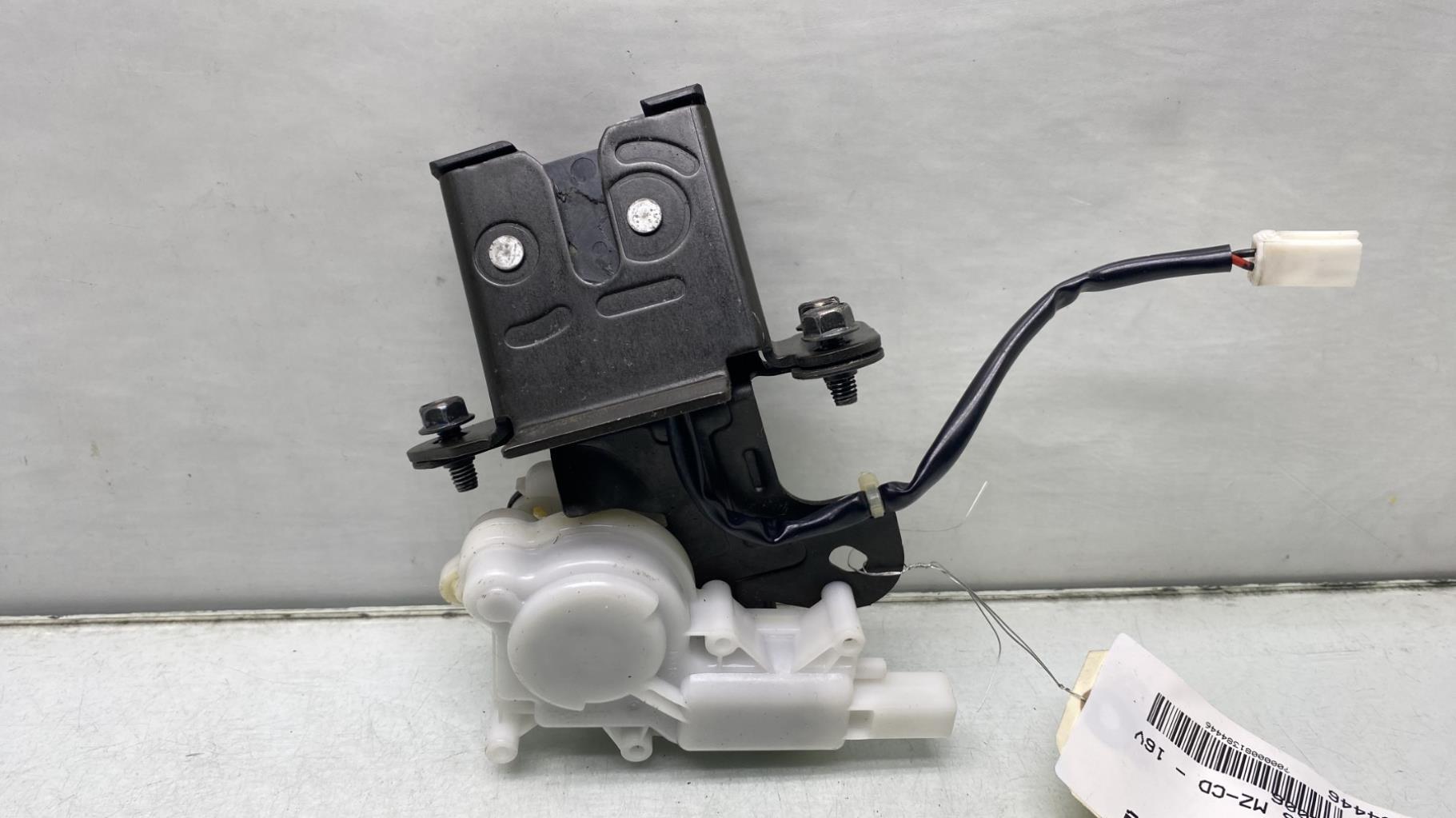 Serrure de coffre MAZDA 3 1 PHASE 2 Diesel - 1