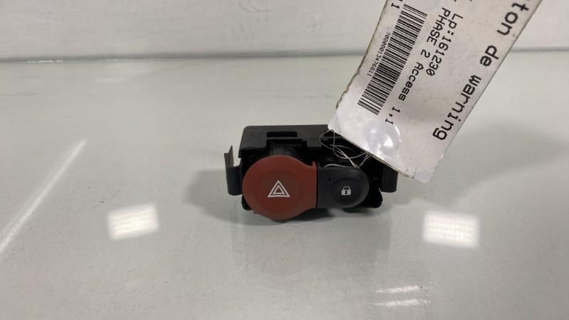 Bouton de warning RENAULT CLIO 3 PHASE 2 Essence - 1