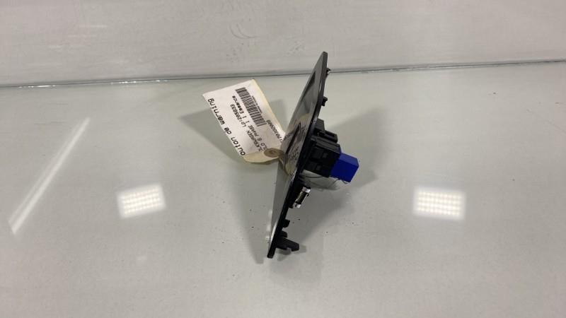 Bouton de warning VOLKSWAGEN POLO 6 PHASE 1 Essence - 1