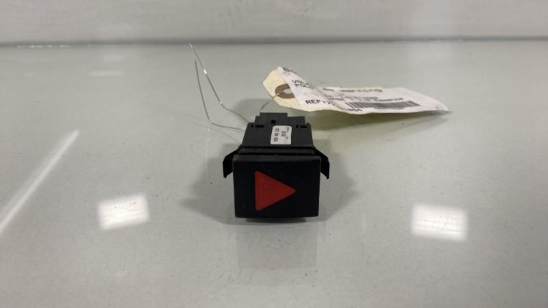 Bouton de warning VOLKSWAGEN POLO 4 PHASE 1 Essence - 1