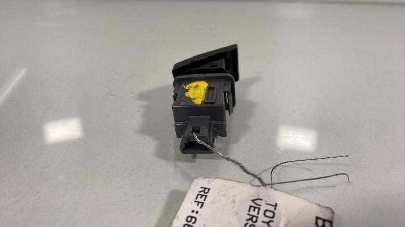 Bouton de warning TOYOTA VERSO PHASE 2 Diesel - 1