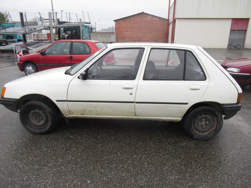 Image Feu arriere principal droit (feux) - PEUGEOT 205