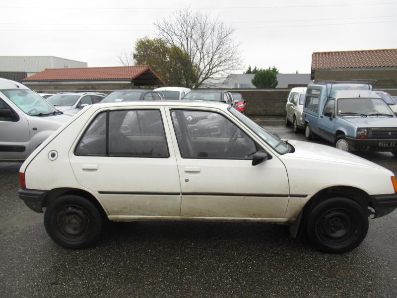 Image Feu arriere principal droit (feux) - PEUGEOT 205