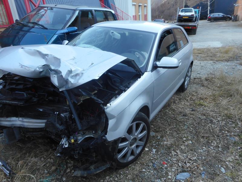 Image Verin de capot - AUDI A3 2