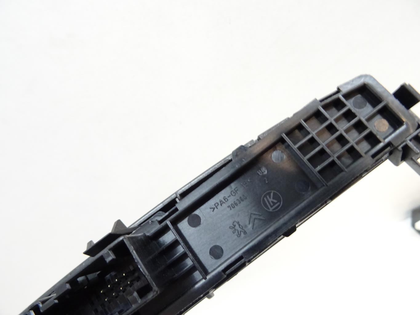 Bouton de warning PEUGEOT 308 1 PHASE 1 Essence - 1