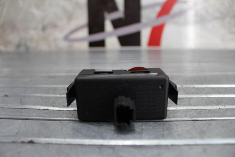 Bouton de warning RENAULT CLIO 3 PHASE 1 Diesel - 1