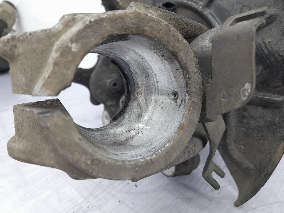 Fusee avant gauche VOLKSWAGEN PASSAT 5 Diesel - 1