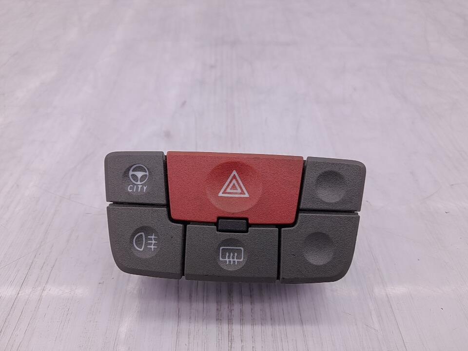 Bouton de warning FIAT PANDA 2 PHASE 1 Essence - 1