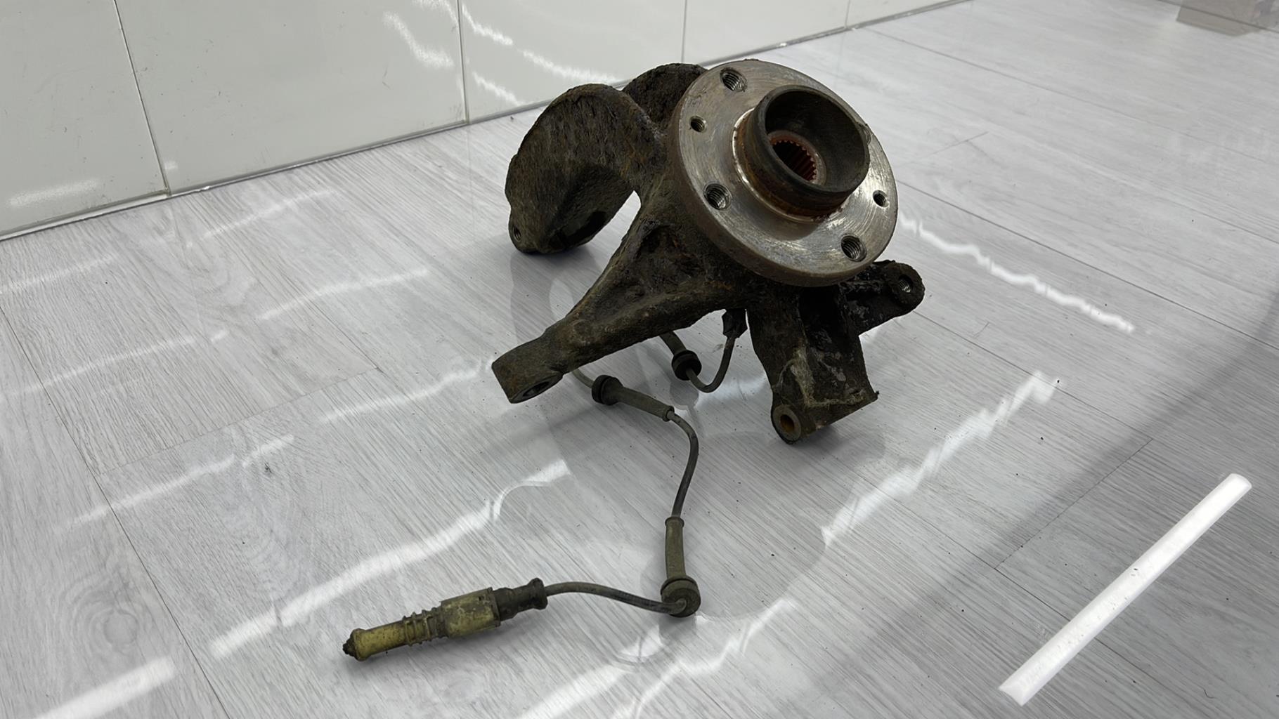 Fusee avant droit RENAULT MEGANE 2 PHASE 1 Diesel - 1