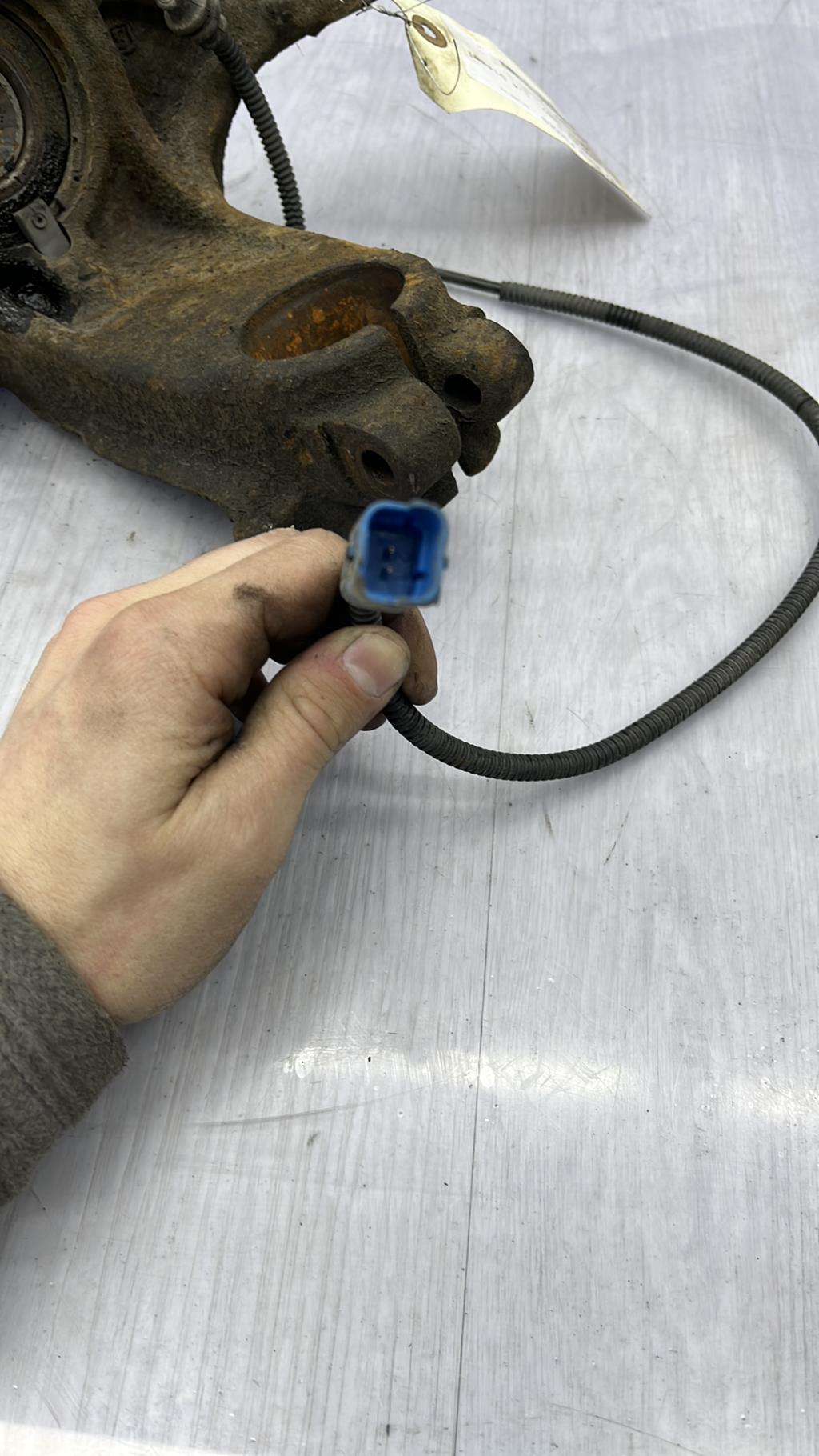 Fusee avant gauche PEUGEOT 1007 Diesel - 1