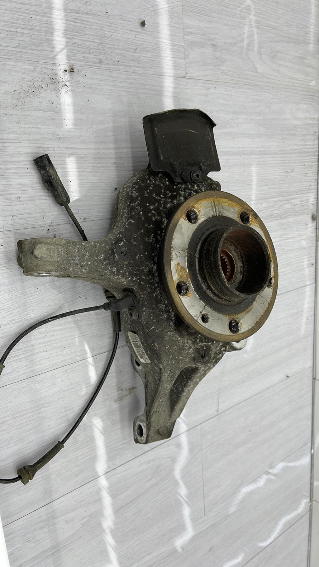 Fusee avant gauche RENAULT LAGUNA 3 PHASE 2 BREAK Diesel - 1