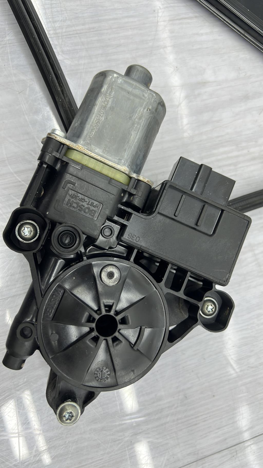 Alzacristalli elettrico posteriore sinistro VOLKSWAGEN GOLF 7 PHASE 1 Diésel - 1