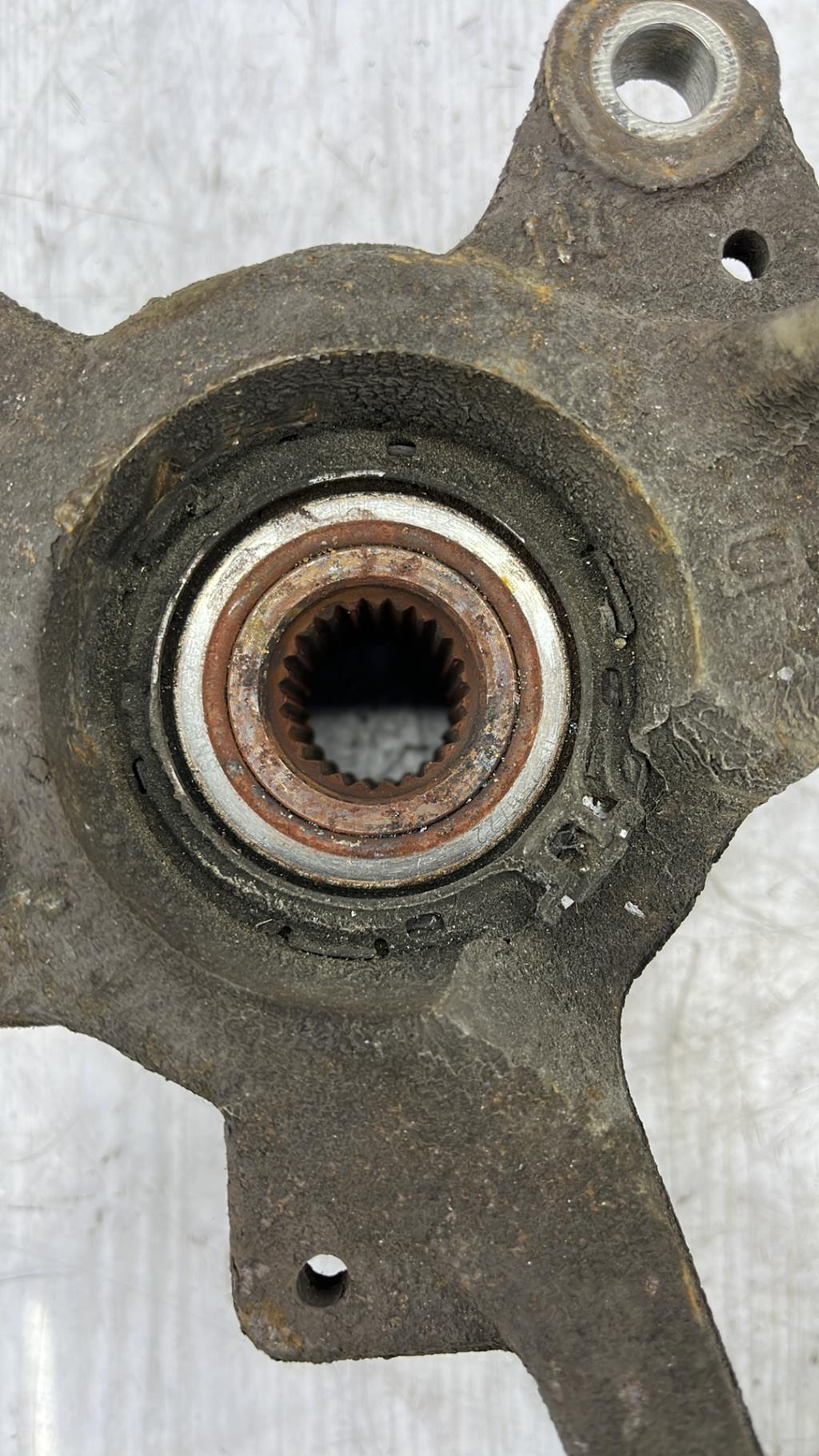 Fusee avant droit RENAULT CLIO 3 PHASE 1 Essence - 1