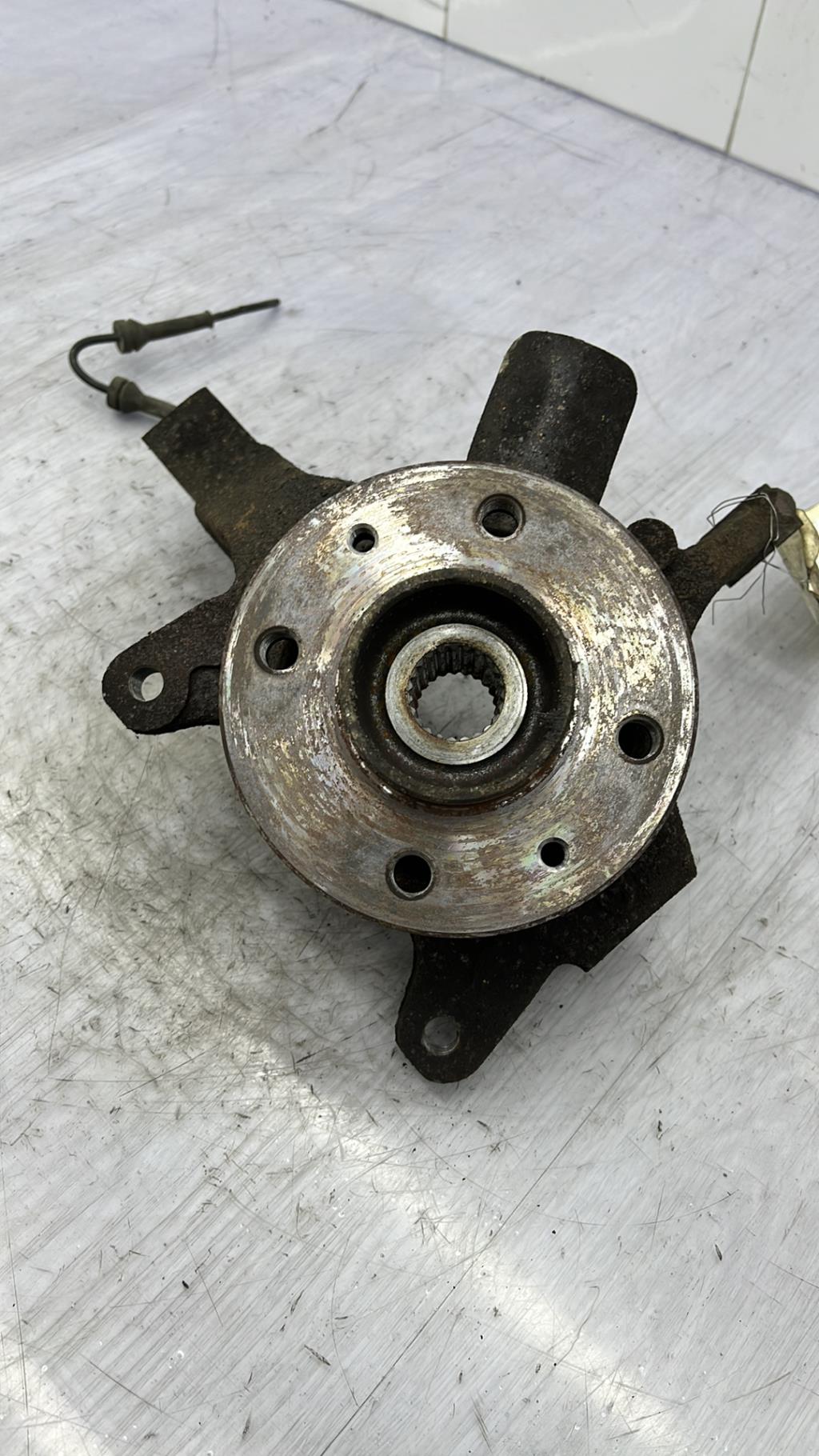 Fusee avant gauche RENAULT LAGUNA 1 PHASE 2 Diesel - 1