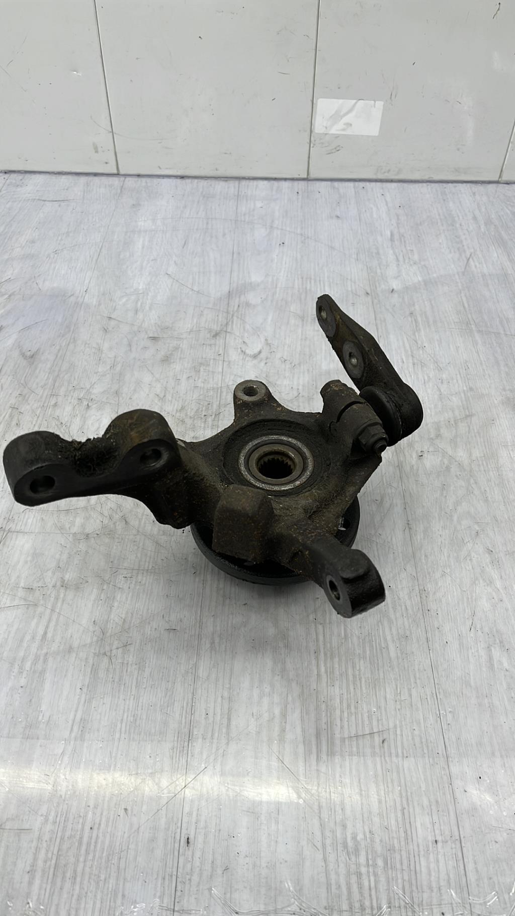 Fusee avant gauche RENAULT CLIO 2 PHASE 1 Essence - 1