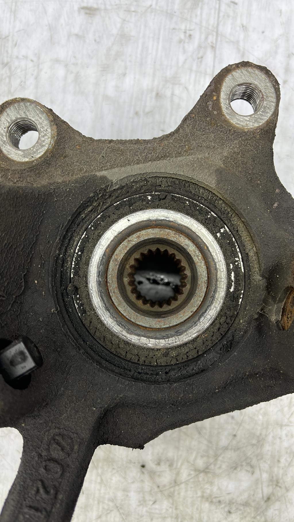 Fusee avant gauche RENAULT CLIO 2 PHASE 2 Essence - 1
