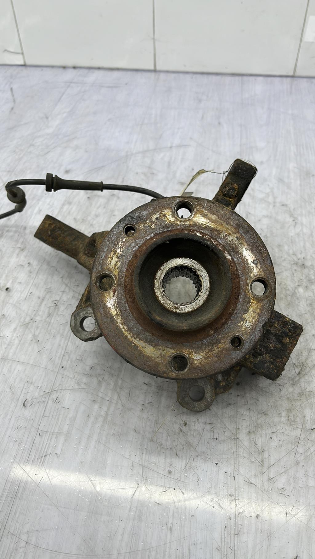 Fusee avant gauche RENAULT CLIO 3 PHASE 1 Diesel - 1
