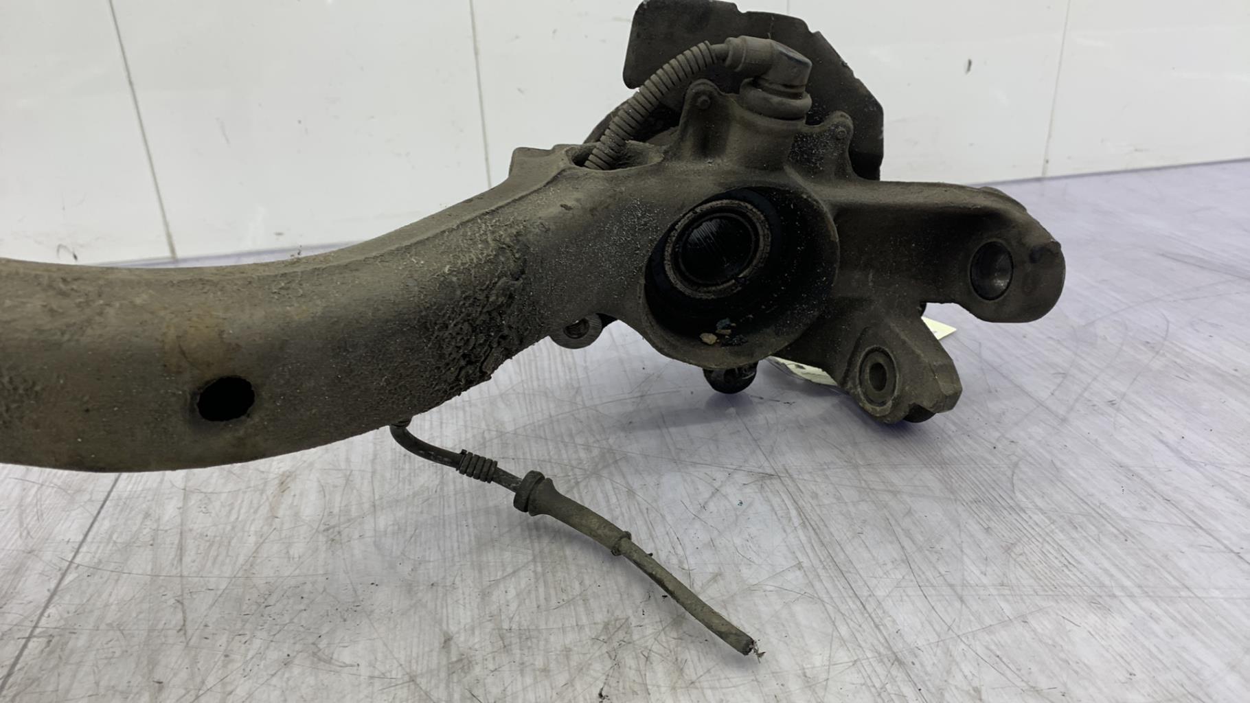 Fusee avant gauche AUDI A4 1 PHASE 1 Diesel - 1