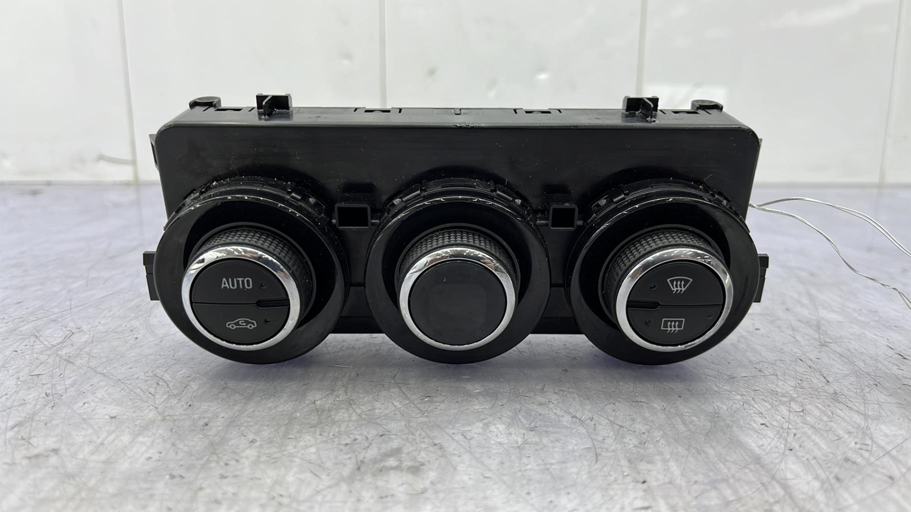 Commande chauffage OPEL CORSA E Essence - 1