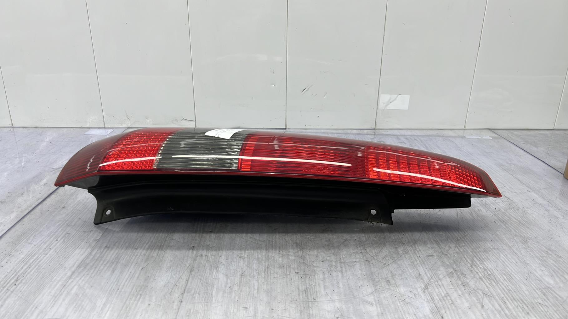 Fanale posteriore principale sinistro (luci) FORD FIESTA 5 PHASE 1 Diésel - 1