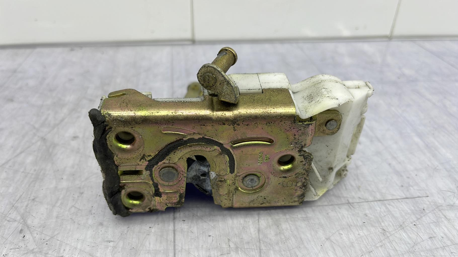 Serratura posteriore destra TOYOTA AVENSIS 1 PHASE 1 Gasolina - 1