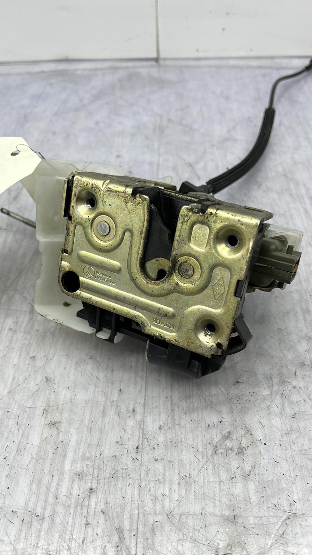 Serrure avant gauche RENAULT CLIO 2 PHASE 1 Essence - 1
