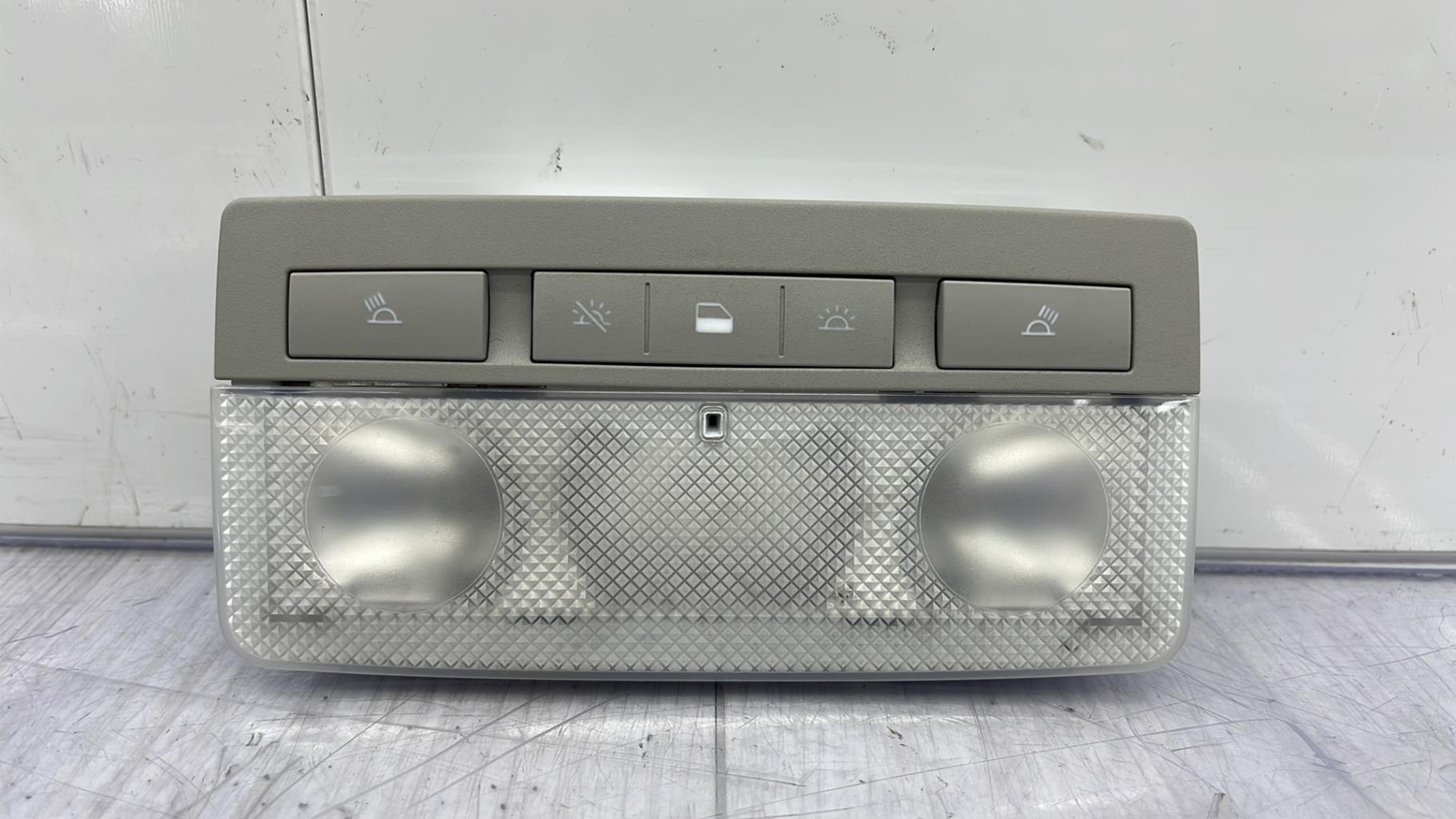 Eclairage de plafonnier OPEL MERIVA B PHASE 1 Essence - 1