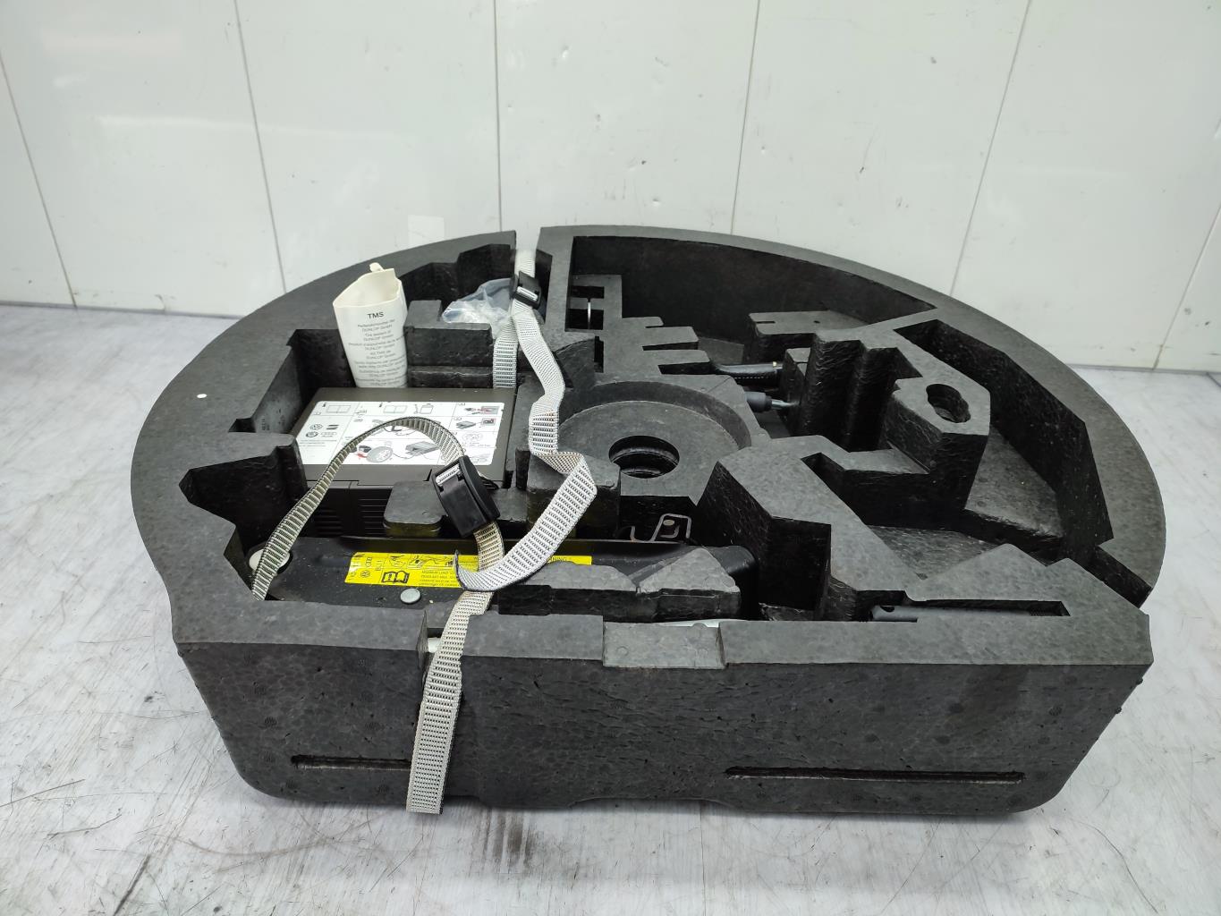 Cric (Ensemble depannage) AUDI A3 2 SPORTBACK PHASE 1 Diesel - 1