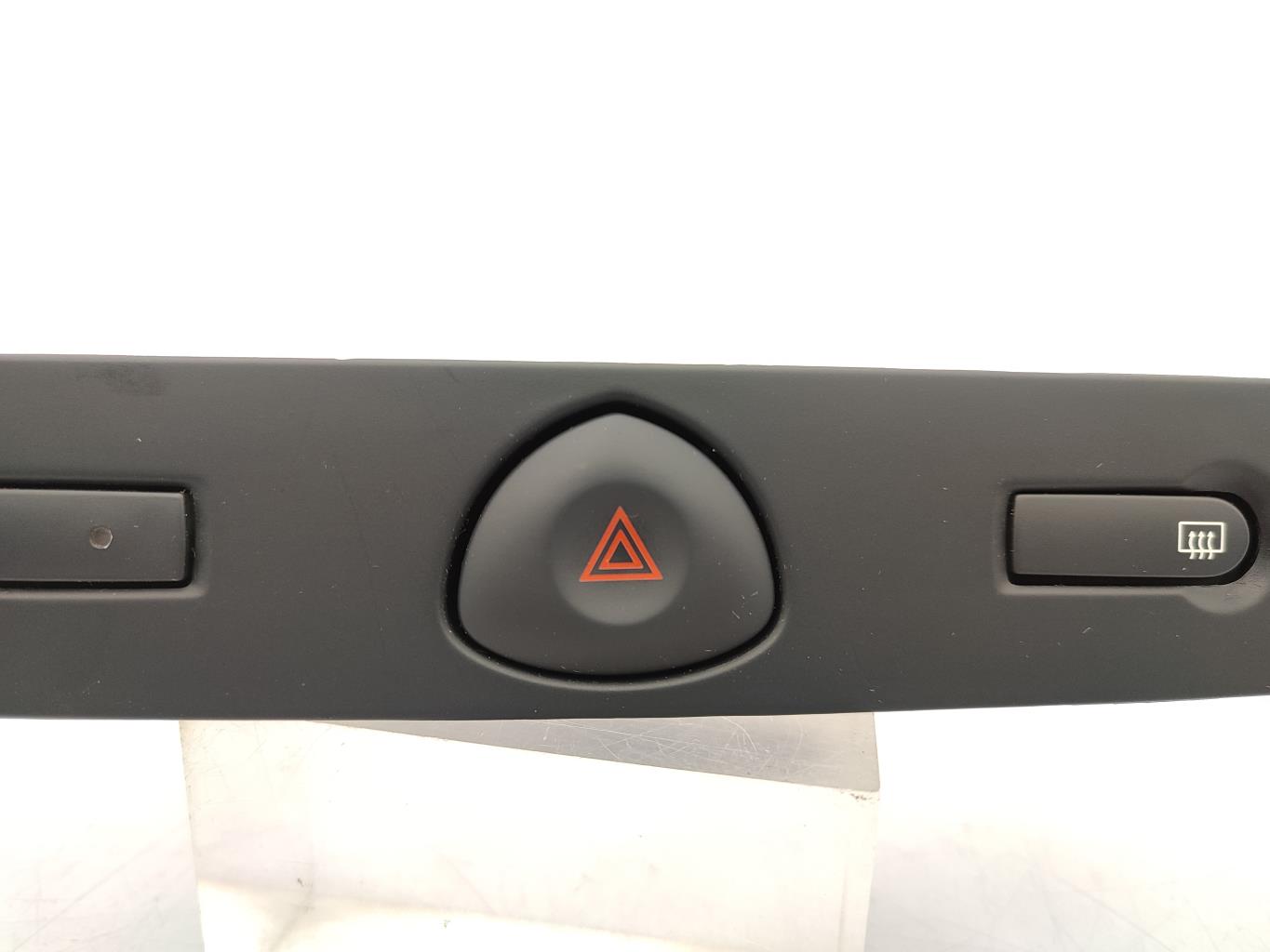Bouton de warning RENAULT CLIO 2 PHASE 2 Essence - 1