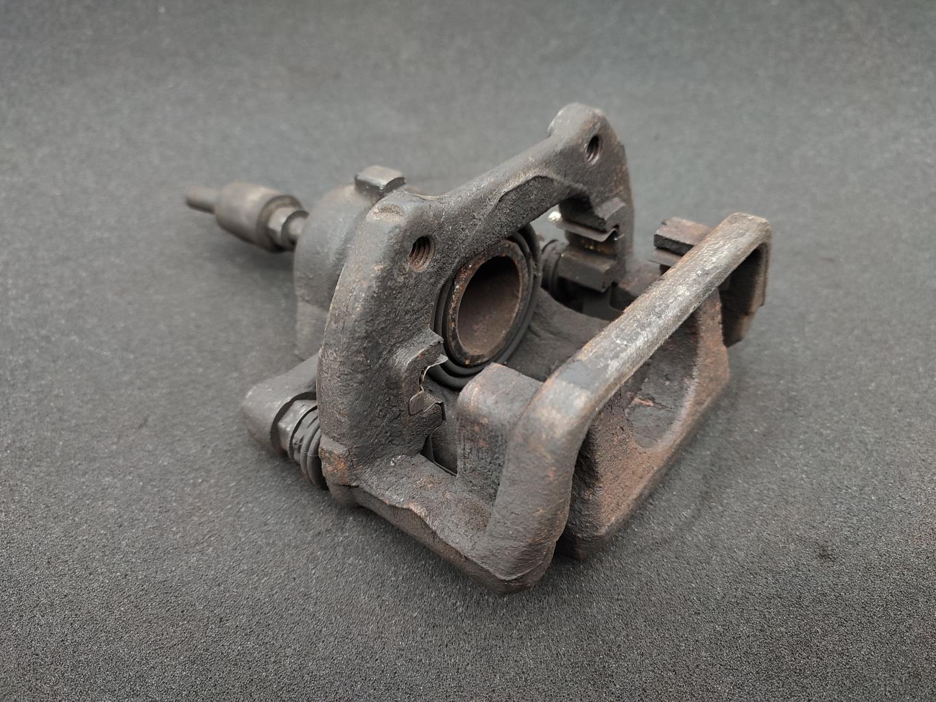 Pinza freni posteriore destra BMW SERIE 1 E87 PHASE 1 Diésel - 1