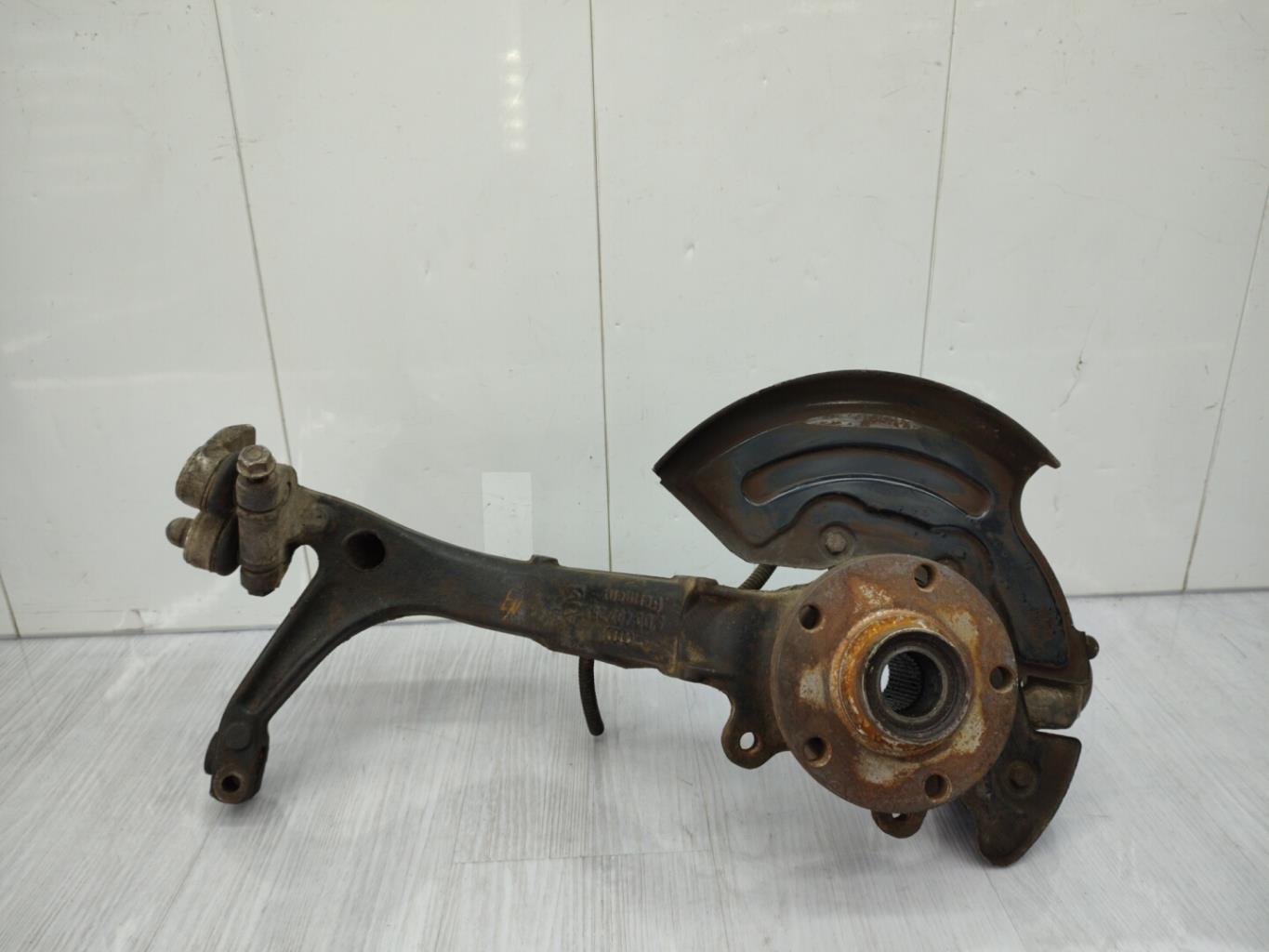 Fusee avant droit AUDI A6 2 AVANT PHASE 1 BREAK Diesel - 1