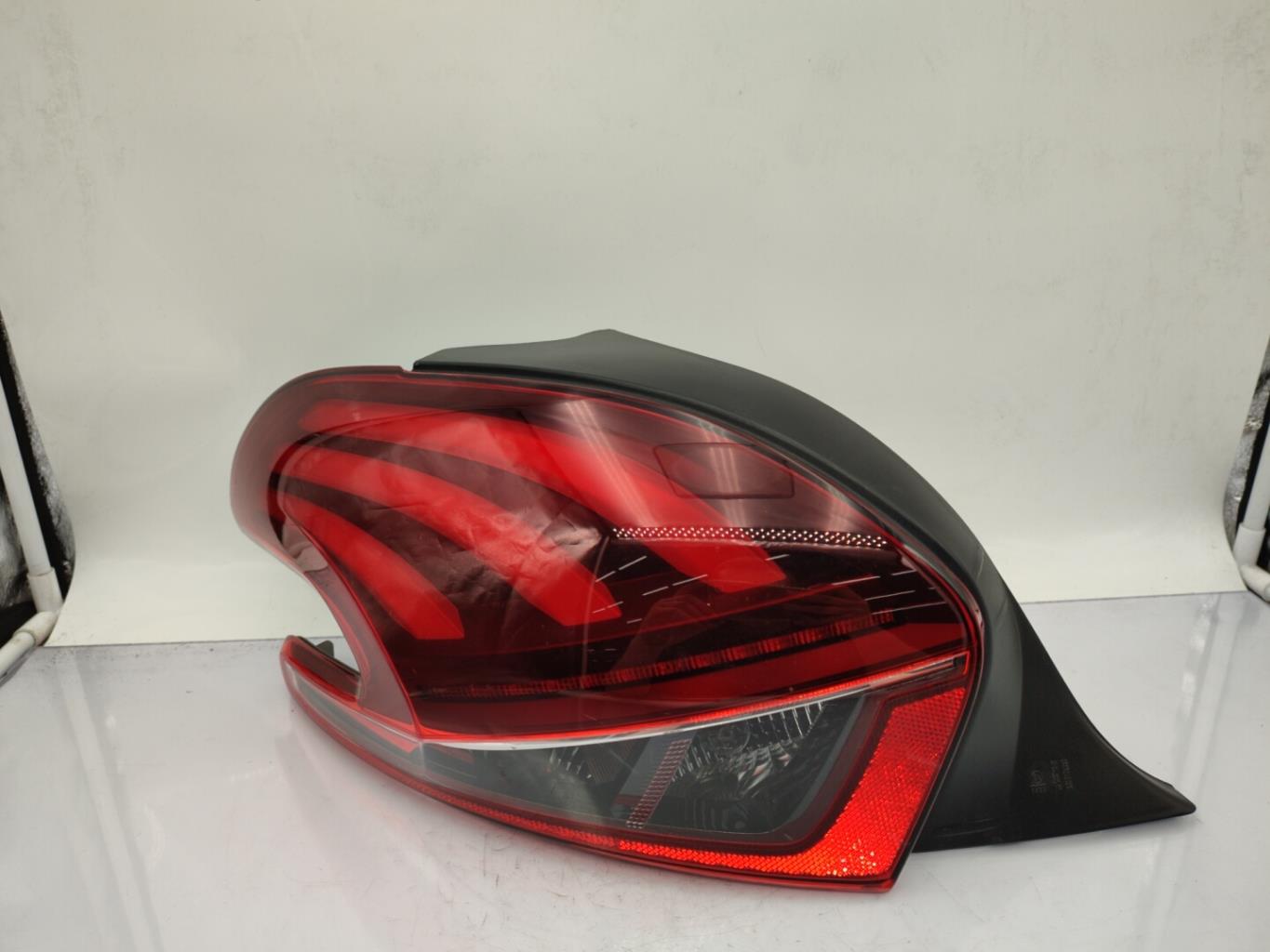 Fanale posteriore principale sinistro (luci) PEUGEOT 208 1 PHASE 2 Diésel - 1