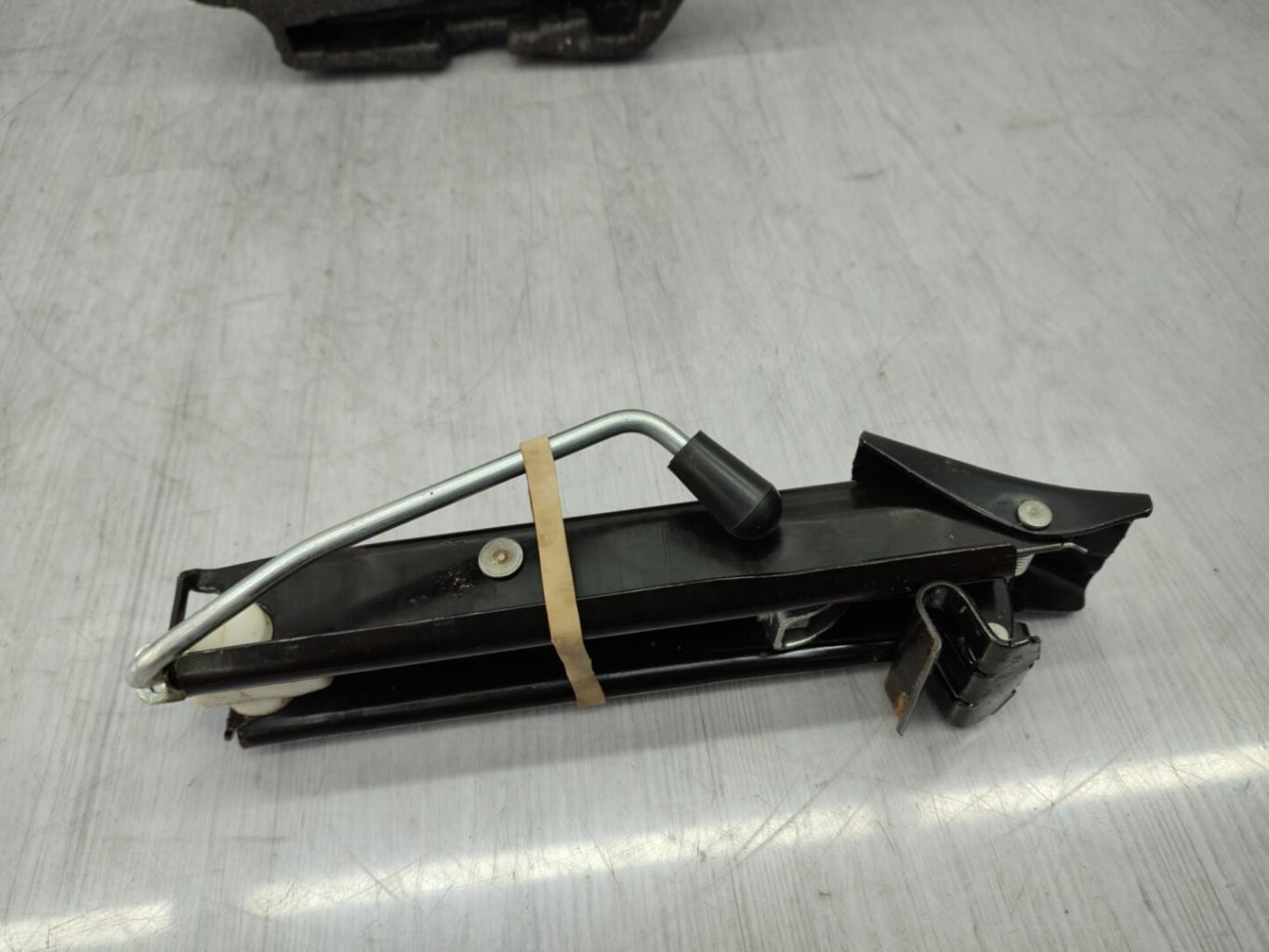 Cric (Ensemble depannage) VOLKSWAGEN FOX Essence - 1