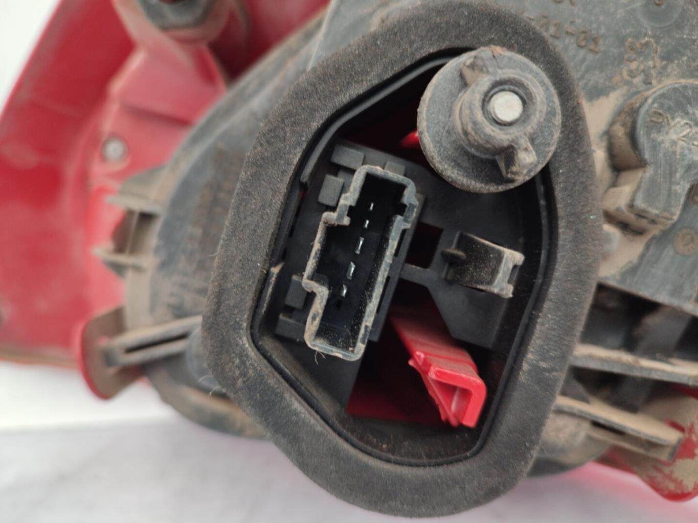 Fanale posteriore principale sinistro (luci) PEUGEOT 208 1 PHASE 1 Gasolina - 1