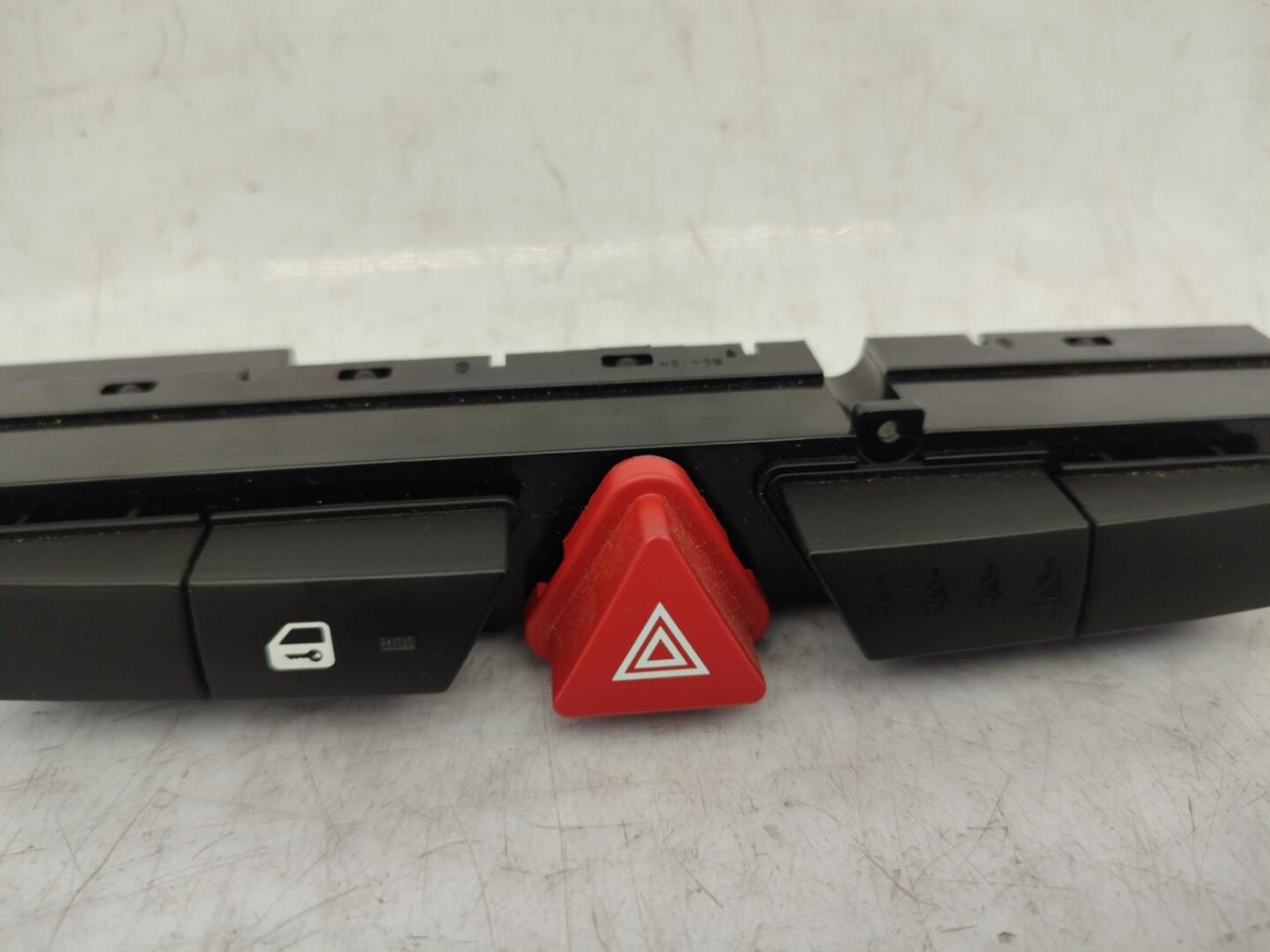 Interruttore luci emergenza KIA CEE-D 1 SPORT WAGON PHASE 1 BREAK Diésel - 1