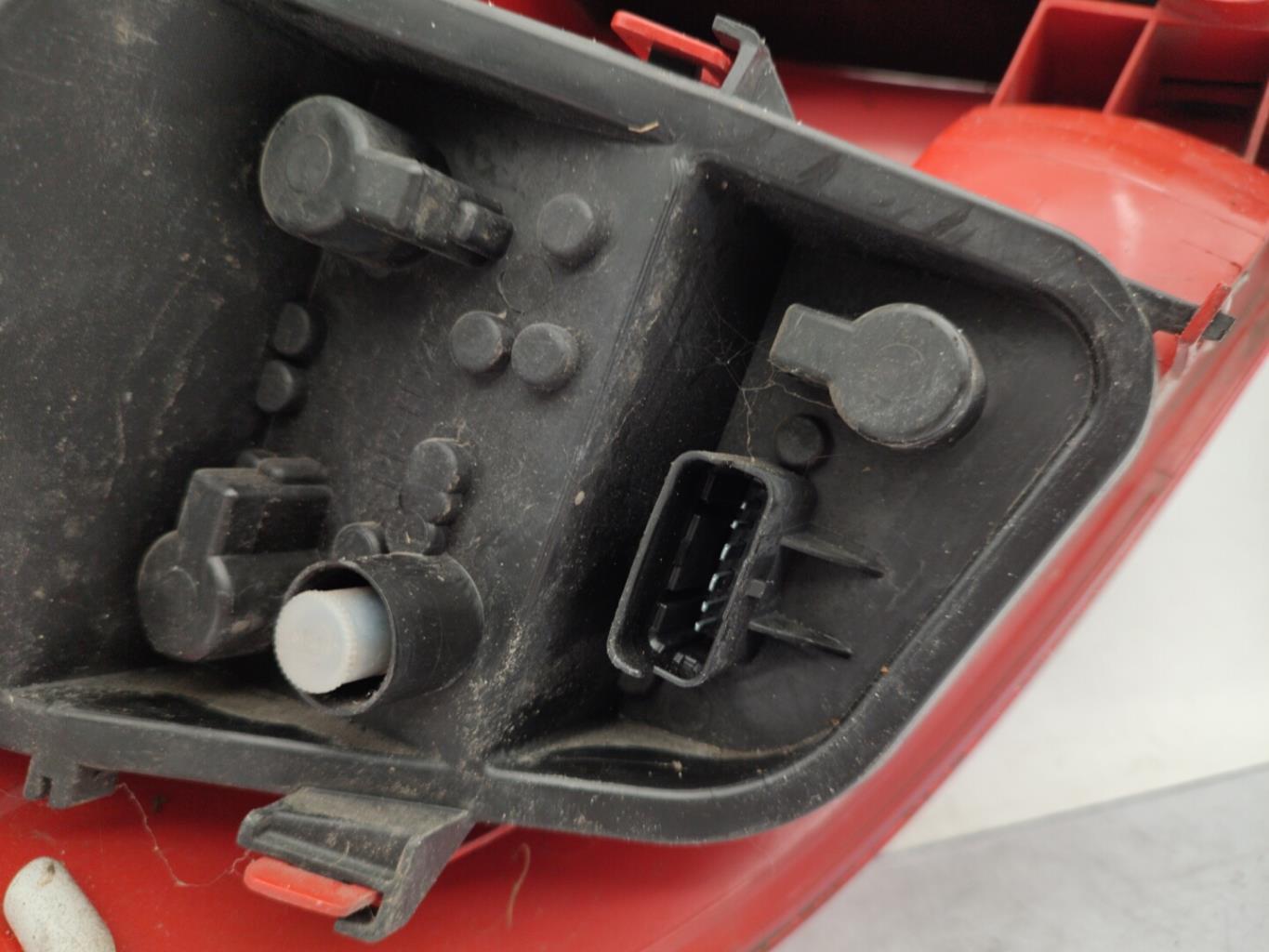 Fanale posteriore principale destro (luci) RENAULT CLIO 3 PHASE 1 Diésel - 1