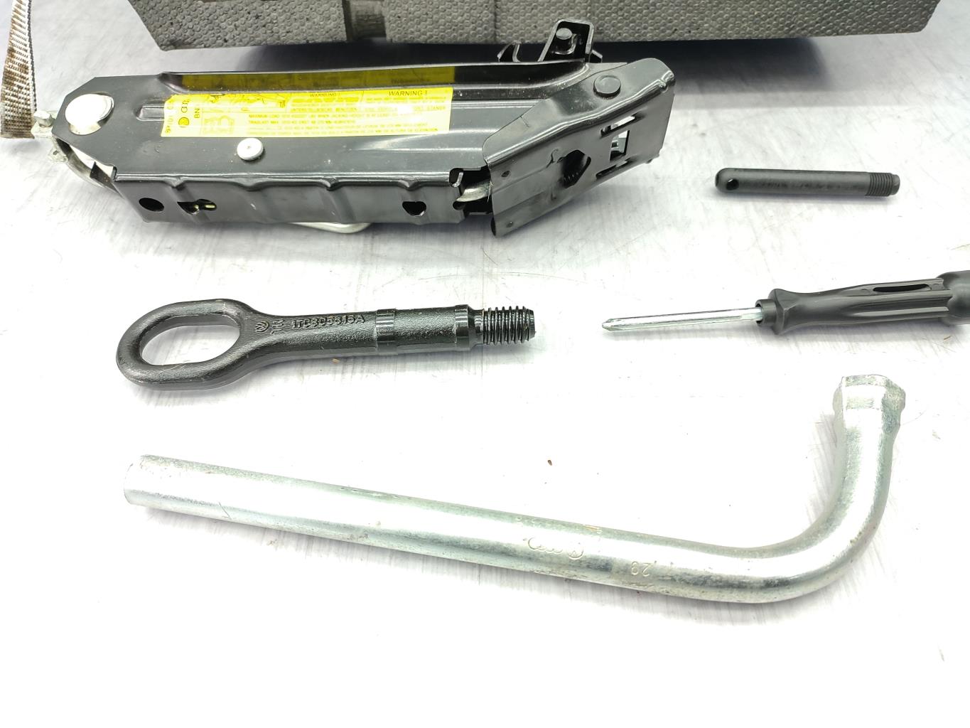 Cric (Ensemble depannage) AUDI A3 2 SPORTBACK PHASE 2 Diesel - 1