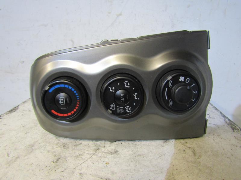 Commande chauffage TOYOTA YARIS 2 PHASE 2 Essence - 1