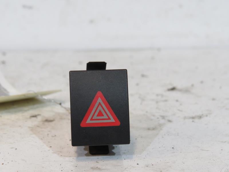 Bouton de warning VOLKSWAGEN POLO 4 PHASE 1 Essence - 1