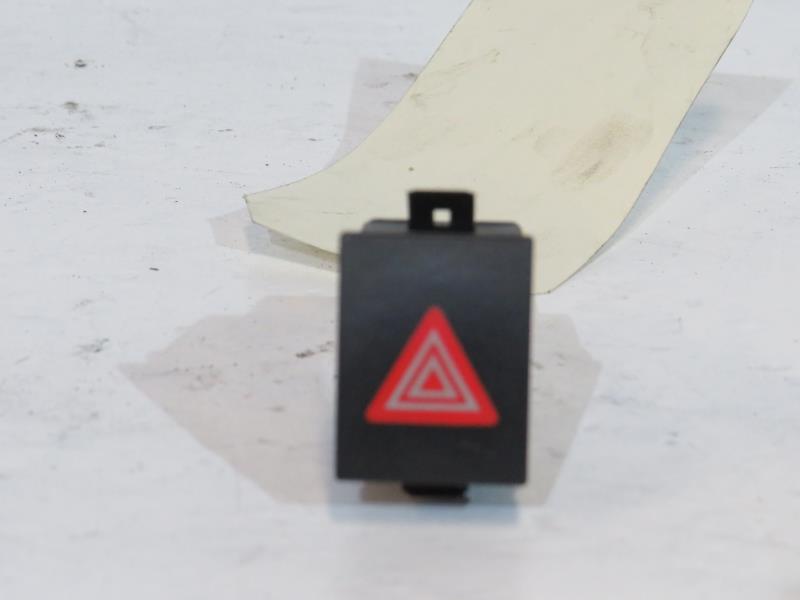 Bouton de warning VOLKSWAGEN POLO 4 PHASE 1 Essence - 1