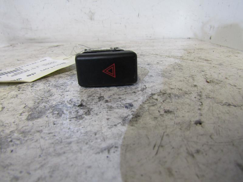 Bouton de warning MAZDA 3 1 PHASE 1 Essence - 1