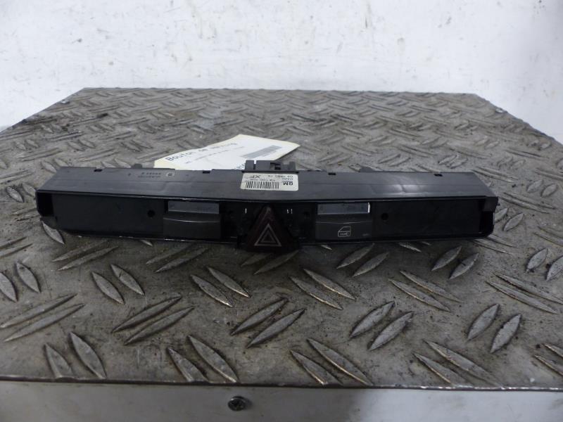 Bouton de warning OPEL ZAFIRA B PHASE 1 Diesel - 1