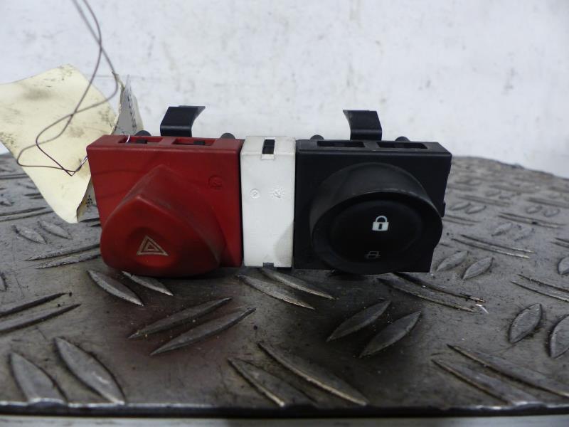 Bouton de warning RENAULT MEGANE 2 PHASE 1 Diesel - 1
