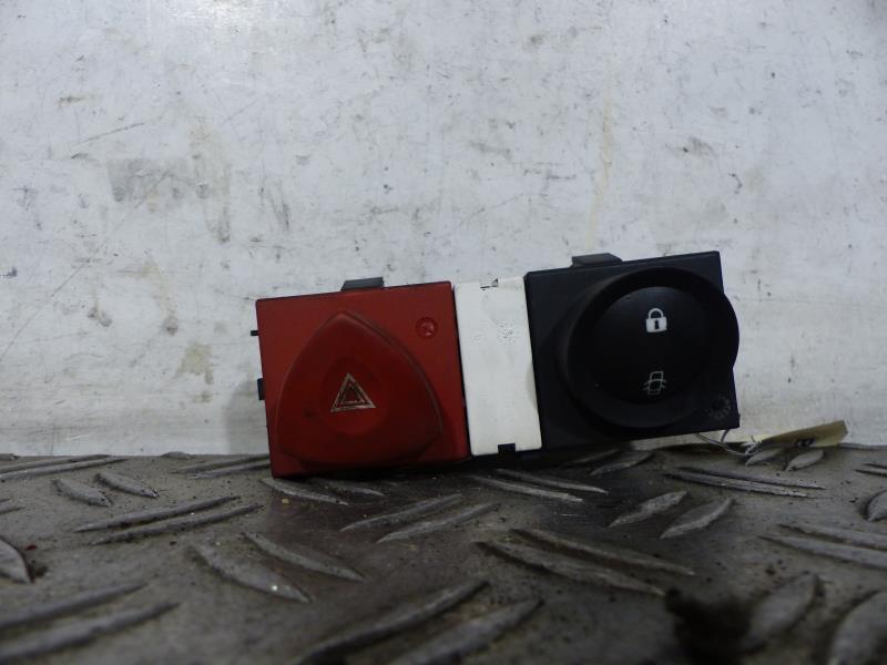 Bouton de warning RENAULT MEGANE 2 PHASE 2 BREAK Diesel - 1