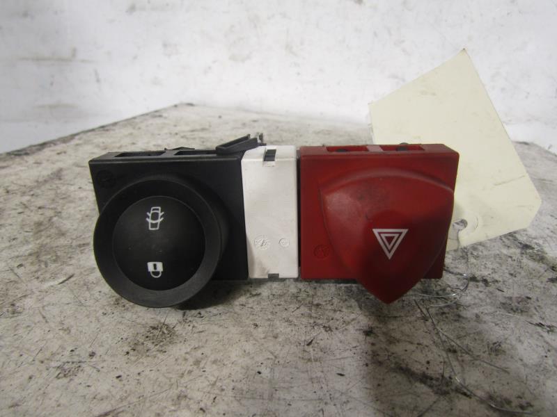 Bouton de warning RENAULT MEGANE 2 PHASE 2 Diesel - 1