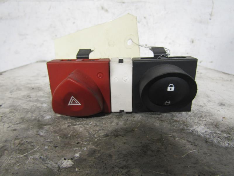 Bouton de warning RENAULT MEGANE 2 PHASE 1 Diesel - 1