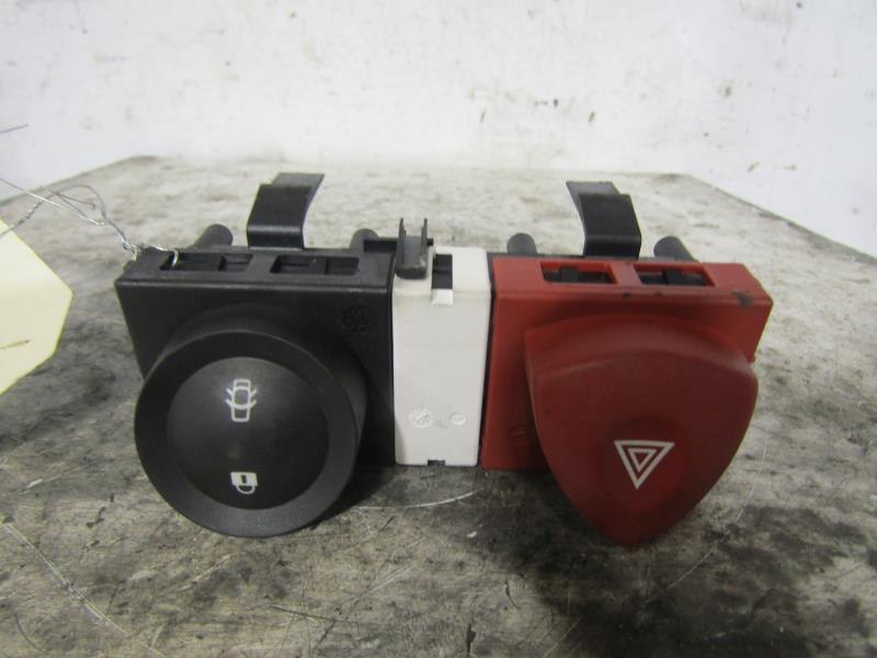 Bouton de warning RENAULT MEGANE 2 PHASE 1 Essence - 1