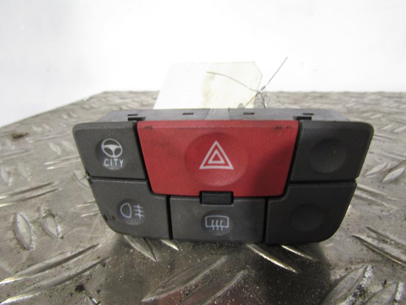 Bouton de warning FIAT PANDA 2 PHASE 1 Essence - 1